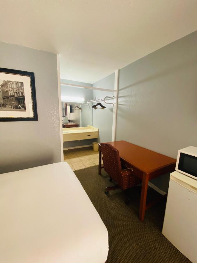 Traveler'S Place Inn & Suites Скотсборо Экстерьер фото